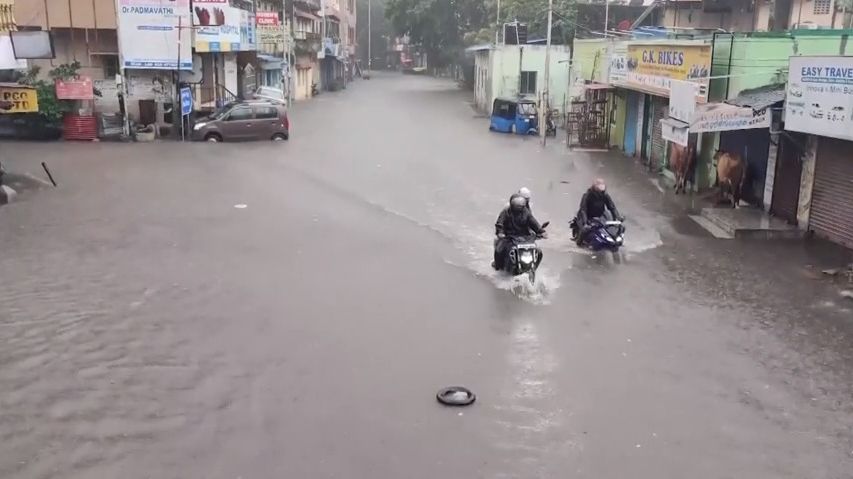Video: Cyklon Nivar udeřil na východní Indii, úřady evakuovaly 175 000 lidí